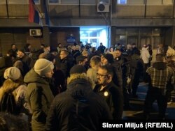 Protest aktivista pokreta Kreni-promeni ispred policijske stanice u centru Beograda.