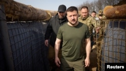 Ukrajinski predsednik Zelenski tokom inspekcije odbrambenih položaja u Harkivskoj oblasti, 9. april 2024.