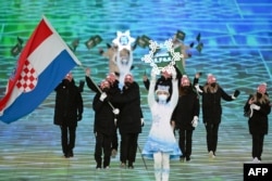 Зринка Лютич носи знамето на Хърватия по време на церемонията по откриването на Зимните олимпийски игри в Пекин, Китай, 4 февруари 2022 г.