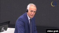 Jakup Krasniqi, në paraqitjen e tij të parë para Dhomave të Specializuara në Hagë.
