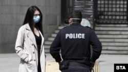 Маските остават задължителни на закритите обществени места.