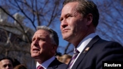 Steve Witkoff (stânga) și Michael Waltz, în fața reporterilor, la Washington, la Casa Albă - fotografie de arhivă. 