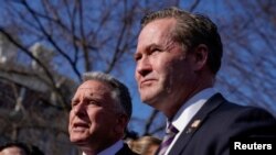 თეთრი სახლის რჩეველი სახელმწიფო უშიშროების საკითხებში, მაიკ უოლცი და თეთრი სახლის წარგზავნილი ახლო აღმოსავლეთში, სტივ უიტკოფი თეთრ სახლთან. 3 თებერვალი, 2025 წელი. ისინი საუდის არაბეთში გაემგზავრებიან, სადაც გაიმრთება უკრაინის სამშვიდობო მოლაპარაკება. 