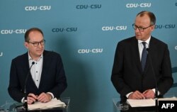 Friedrich Merz (CDU, în dreapta) anunță împreună cu colegul său conservator Alexander Dobrindt (CSU) acordul, considerat istoric, de investiții masive în infrastructură și apărare.