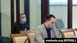 Один из участников акции протеста против Александра Лукашенко Александр Курдюков (слева) в суде, Брест, 16 февраля 2021 года 