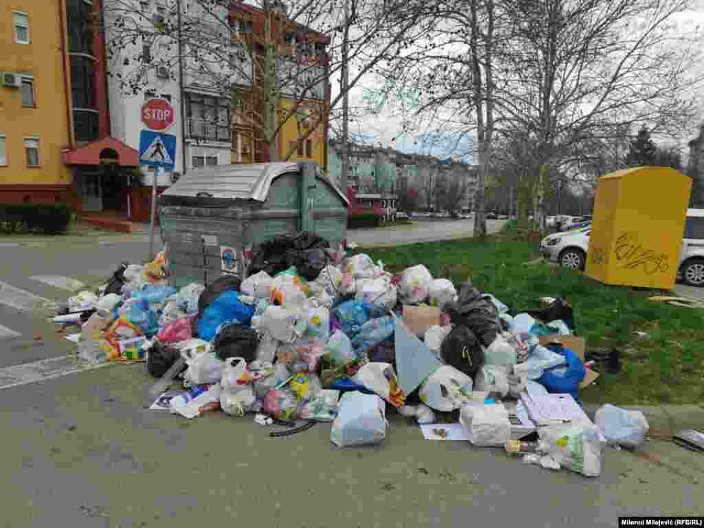 Nekoliko desetina kesa koje se nalaze pored jednog od kontejnera u naselju Obilićevo uzrokovalo je nesnosan miris u neposrednoj blizini.
