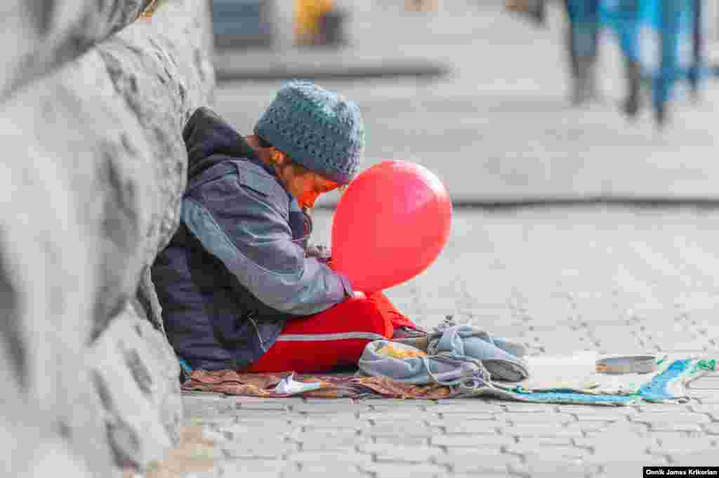 თბილისში, პეკინის გამზირზე, ხშირად შეხვდებით ხანიმს, პატარა გოგონას, რომელიც ქუჩაში მარტო ზის და მათხოვრობს. მისი უფროსი ნათესავები თავს აზერბაიჯანელ ქურთებად მიიჩნევენ. თუმცა ქუჩაში მცხოვრები და/ან მომუშავე ბავშვების პრობლემა გამორჩეულად არ ეხება რომელიმე ეთნიკურ ჯგუფს.