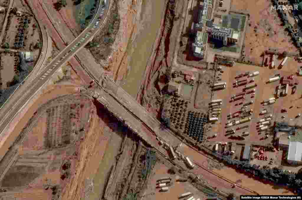 Înainte de inundații. Imagine din satelit a autostrăzii CV-33 în Valencia, 18 octombrie 2024. Imaginea din dreapta arată același loc pe 31 octombrie 2024, după inundațiile care au distrus autostrada CV-33.