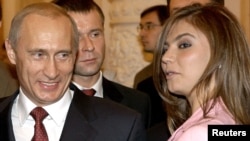 Predsednik Rusije Vladimir Putin pored ruske gimnastičarke Aline Kabajeve tokom susreta sa ruskim olimpijskim timom u Kremlju, 4. novembar 2004.