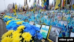 Импровизиран мемориал на площад „Независимост“ в Киев в памет на загиналите във войната, 19 февруари 2025 г.