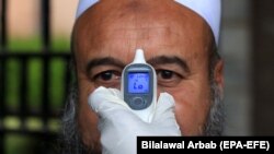 يو روغتيايي کارکوونکی د يوه پاکستاني وګړي تبه ګوري