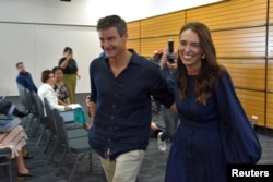 Premierul Jacinda Ardern și partenerul ei, Clarke Gayford după conferința de presă la care Ardern și-a anunțat demisia, Napier, Noua Zeelandă, 19 ianuarie 2023