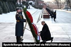 Vladimir Putin depune o coroană de flori la Mormântul Soldatului Necunoscut de lângă zidul Kremlinului, pentru a marca Ziua Apărătorului Patriei, pe 23 februarie 2025.