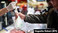 Illusztráció, halat vesz egy vásárló a budaörsi Auchan áruházban 2023. december 4-én