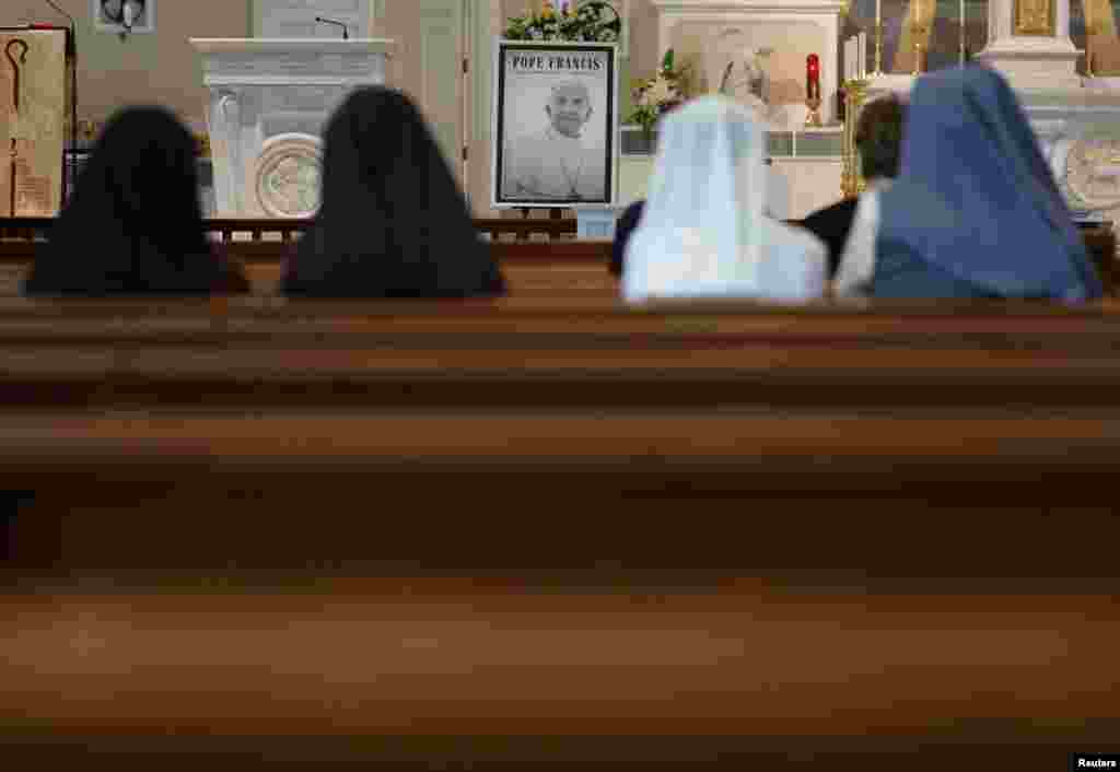 Časne sestre učestvuju u misi zadušnici za papu Franju u Katedrali Dobrog Pastira u Singapuru.