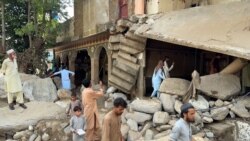 Spasioci izvlače tijela stradalih u poplavama u Pakistanu