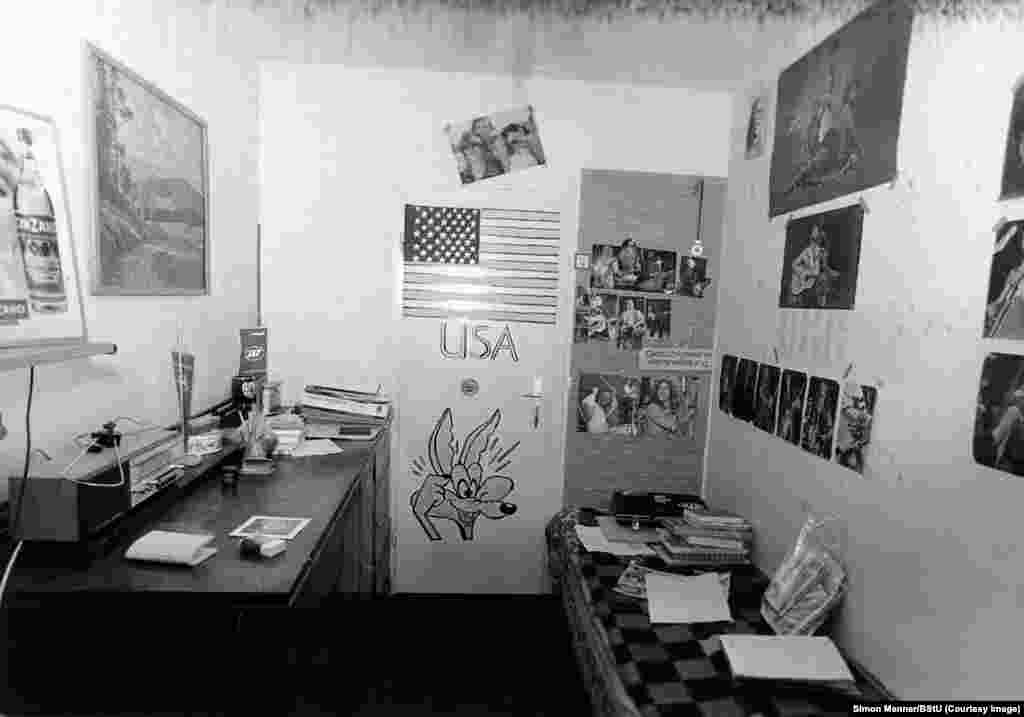 Fotografija koja dokumentuje prozapadne simpatije u tinejdžerskoj sobi. Jedan aspekt Štazi operacija odnosio se tzv. &ldquo;dekompoziciju&rdquo; &ndash; psihološko mučenje disidenata kroz uništavanje njihovih karijera preko anonimnih, ponižavajućih kampanja slanja pisama, provaljivanja u stanove i zamjene medikamenata ili postavljanja kamera kojim bi se zabilježile kompromitirajuće fotografije. &nbsp;&nbsp;