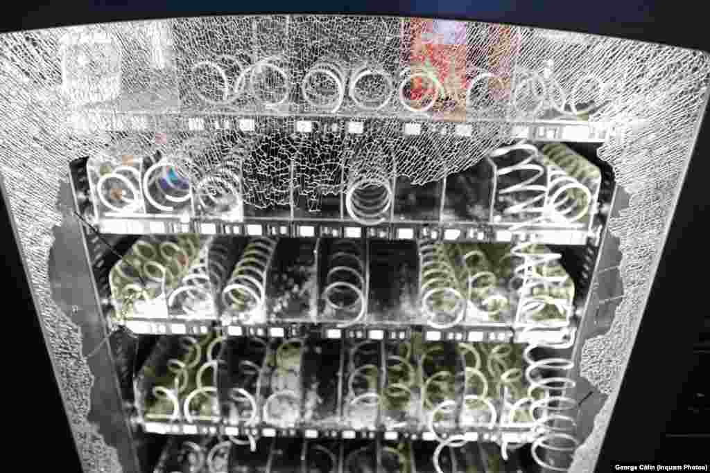 Mai multe geamuri de la magazinele din Piața Unirii au fost sparte.