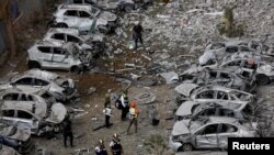 Hitne službe usred ruševina kod pogođenog stambenog objekta, nakon raketnog napada iz Irana na Izrael, u Be'er Shevi, Izrael, 24. juna 2025.