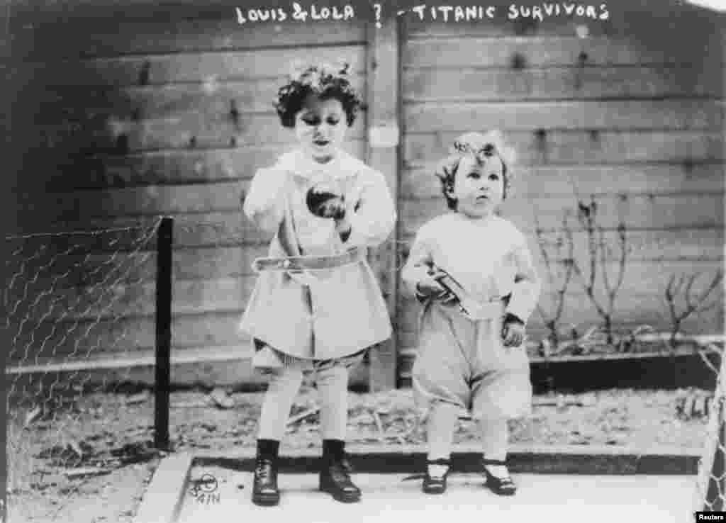 Edmond i Michel Navratil, takozvana &quot;siročad sa Titanica&quot;. Dječaci nisu govorili engleski i njihova majka je nakon duže potrage locirana u Francuskoj. Njihov otac, koji je poginuo na &quot;Titanicu&quot;, je poveo dječake s nadom da će im se maj