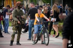 Российский военный на улице оккупированного Мелитополя, май 2022 года