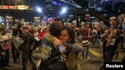 Семејствата, роднините и пријателите на израелските заложници реагираат на веста за преговорите за прекин на огнот во Појасот Газа, во Тел Авив, Израел, 15 јануари 2025 година.