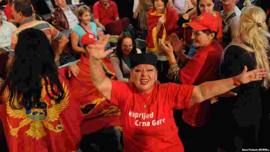 Приврзаниците на владејачката партија ја прославуваат изборната победа, 14.10.2012.