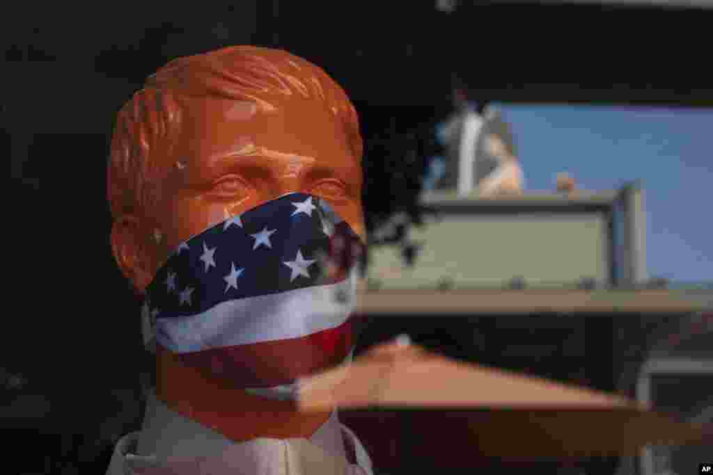 Манекен в защитной маске в торговом центре Citadel Outlets, Калифорния&nbsp;