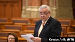 A törvényjavaslat benyújtója, Halász János fideszes képviselő