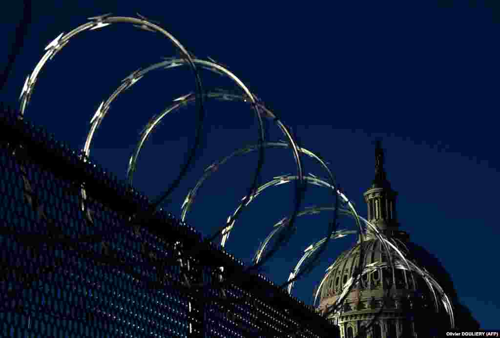 Sigurnosna ograda sa žilet žicom ispred američkog Capitola u Washingtonu, uoči 59. ceremonije inauguracije.