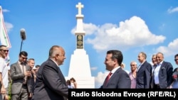 Premijeri Bugarske i Severne Makedonije, Bojko Borisov i Zoran Zaev, rukuju se u Skoplju, avgust 2019.