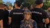 Nataša Kandić ispred kordona policije u Beogradu na obeležavanju godišnjice genocida u Srebrenici, 11. jul 2021.