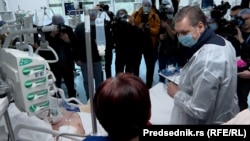 Vučić tokom posete pacijenata koji su teško povređeni u požaru u Kočanima u Severnoj Makedoniji, a koji su smešteni na odeljenje za intenzivnu negu Urgentnog centra Univerzitetskog kliničkog centra Srbije (UKCS), 17. marta 2025.