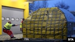 Egy szállítmány Pfizer/BionTech oltást vesznek át a szófiai reptéren 2021. január 4-én.