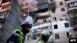 Tűzoltók egy súlyosan megrongálódott lakóépületnél az orosz drón- és rakétatámadások után Kijevben szeptember 7-én.