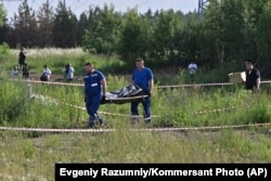 Autoritetet ruse duke e bartur trupin e ish-ministrit Starovoit, pasi është shpallur i vdekur.