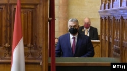 Orbán Viktor miniszterelnök a Gazdaság újraindításáról címmel tartott napirend előtti felszólalásához készül az Országgyűlés idei első ülésén 2021. február 15-én.