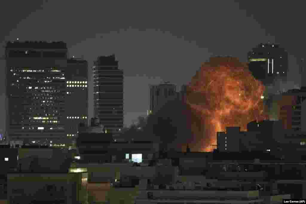 Një shpërthim shihet gjatë një sulmi raketor në Tel Aviv, më 15 qershor.