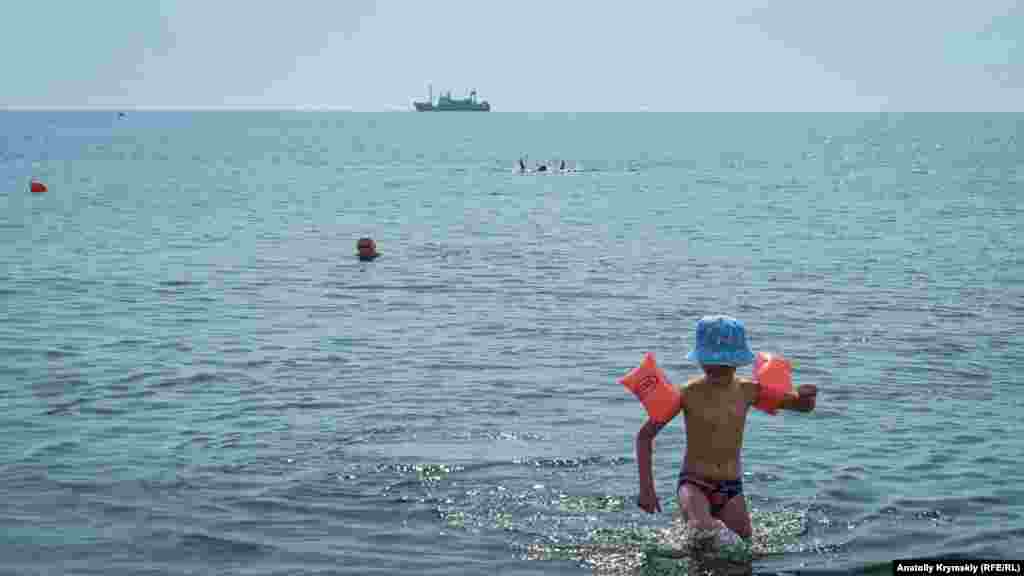Рыболовецкий сейнер, похоже, вел промысел у берегов Алушты с самого рассвета