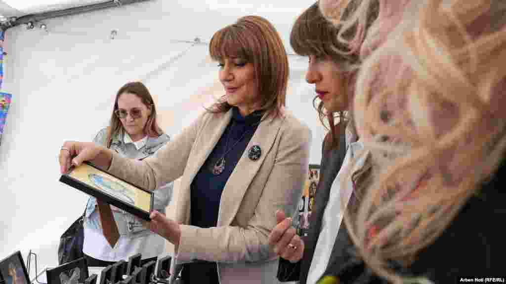 Bivša predsednica Kosova Atifete Jahjaga (levo) i vršiteljka dužnosti ministarke pravde Kosova Albulena Haxhiu (Aljbuljena Hadžiju) na sajmu.