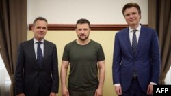 Președintele ucrainean Volodimir Zelenski (centru) i-a primit la Odesa la 7 iulie pe miniștrii olandezi de Externe, Caspar Veldkamp (st.) și Apărării, Ruben Brekelmans. 