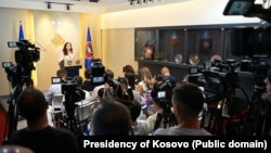 Presidentja e Kosovës, Vjosa Osmani, gjatë konferencës për media në Prishtinë më 9 shtator 2025. 