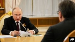 Рускиот претседател Владимир Путин во разговор со претседателот на Србија Александар Вучиќ