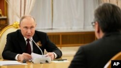 Presidenti rus, Vladimir Putin, gjatë takimit me homologun serb, Aleksandar Vuçiq. Moskë, 9 maj 2025. 