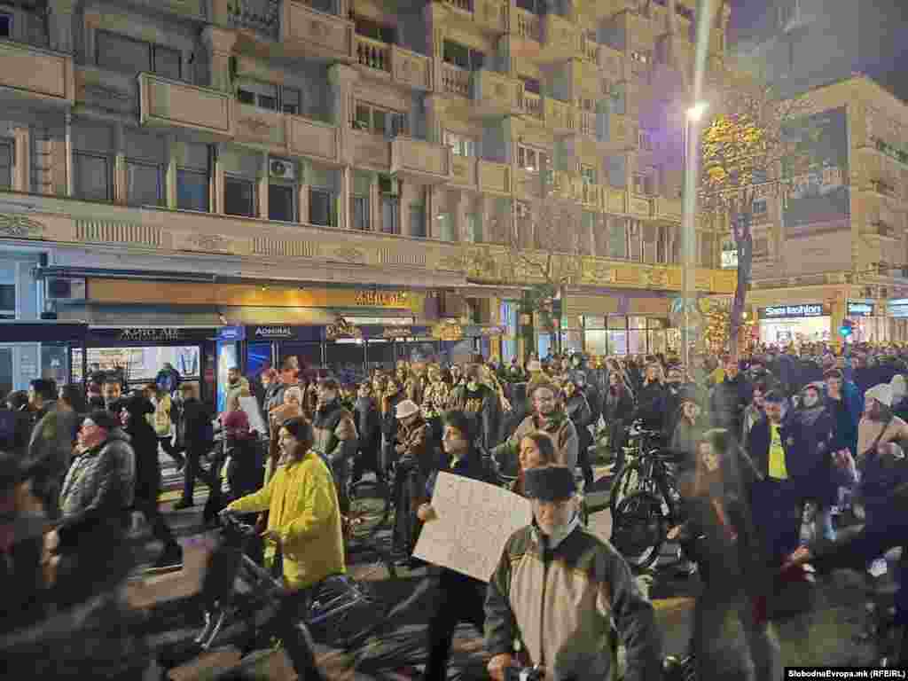 Низ строгиот центар на Скопје на протестната поворка ѝ се придружуваа граѓани на маршт кон зградата на Владата