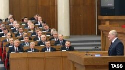 Presidenti bjellorus, Alyaksandr Lukashenka, u drejtohet ligjvënësve gjatë një seance të jashtëzakonshëm parlamentare. Fotografi ilustruse nga arkivi. 