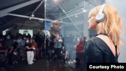 Mislim da je tema identiteta u Bosni i Hercegovini teška i delikatna, a razlog zašto sam ušla u cijelu tu priču jesu lični demoni: Monika Bilbija Ponjavić