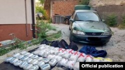 Полицијата пронашла три торби со 54 пакувања марихуана