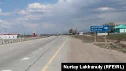 Магистральная трасса Западная Европа — Западный Китай проходит между селами Кайнар и Коктал. Алматинская область, 19 апреля 2021 года.
