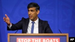 Rishi Sunak brit miniszterelnök a kitoloncolásról beszél újságíróknak a londoni Downing Streeten 2024. április 22-én